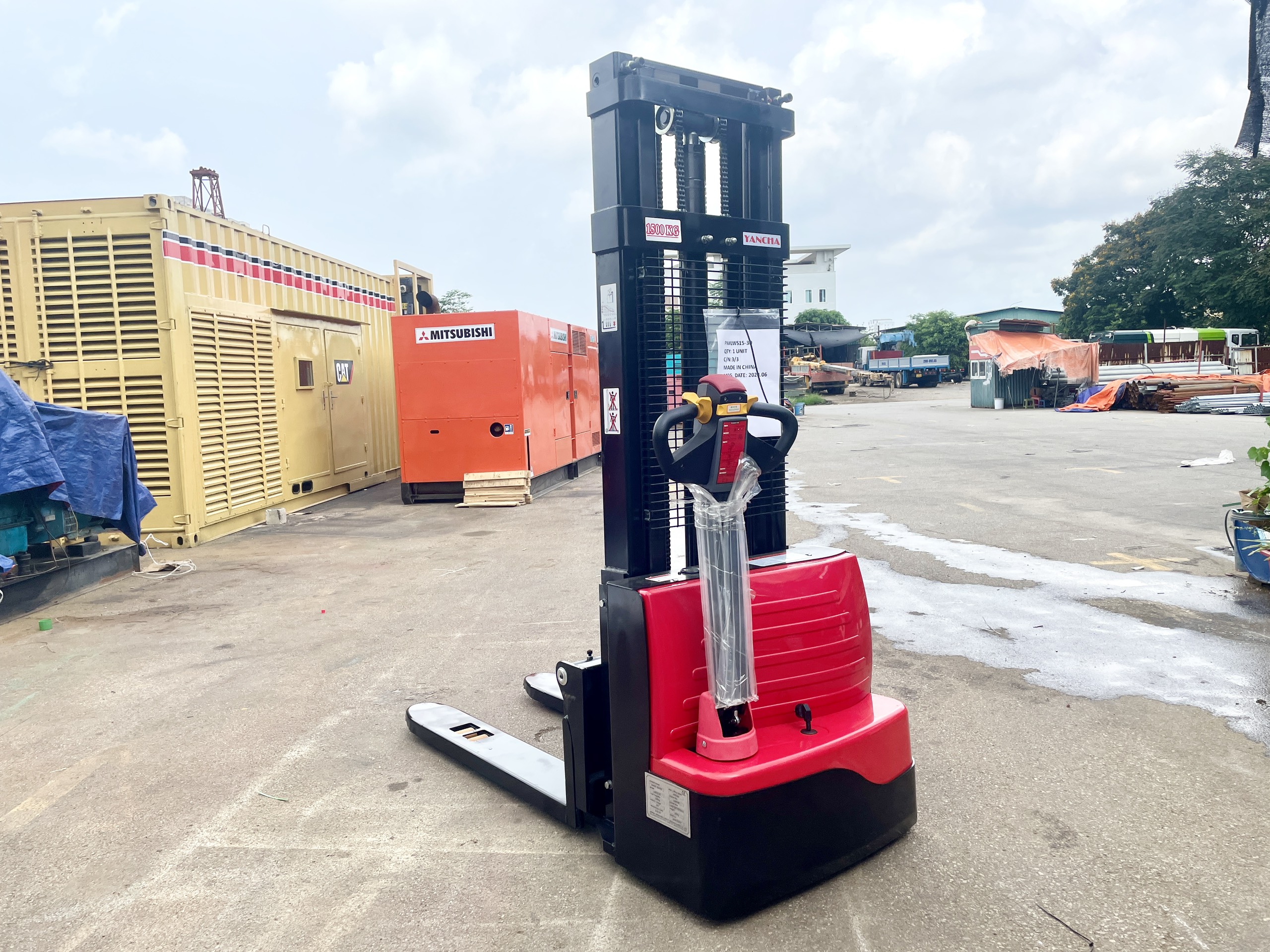 xe-nang-dien-di-bo-lai